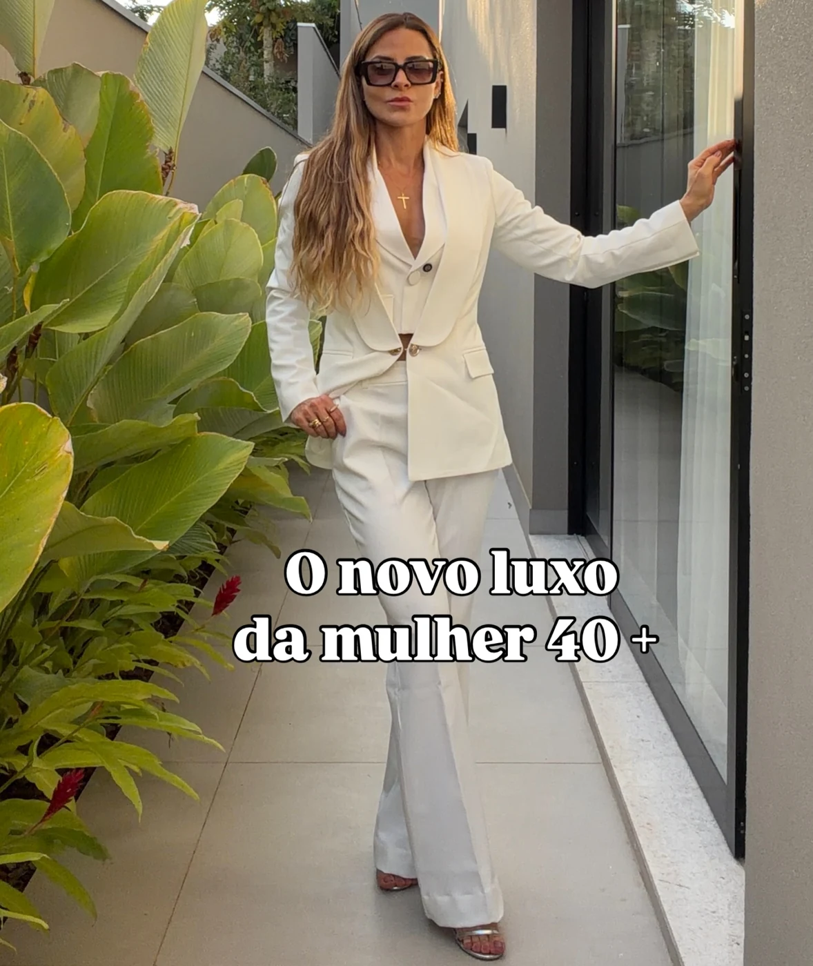 Cecília Maia de roupa branca em conteúdo sobre a mulher 40+