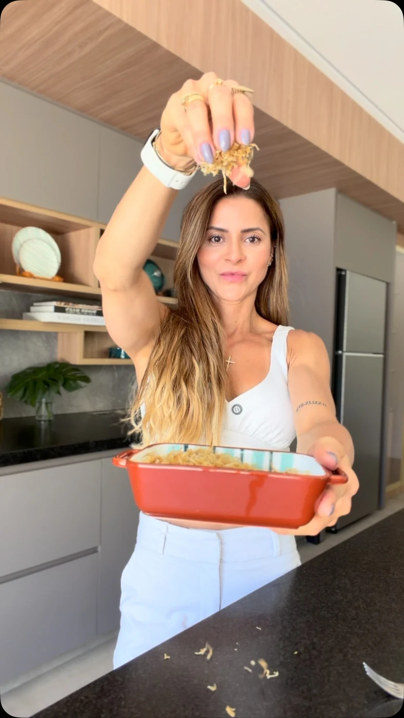 Cecília Maia apresentando uma receita em sua cozinha